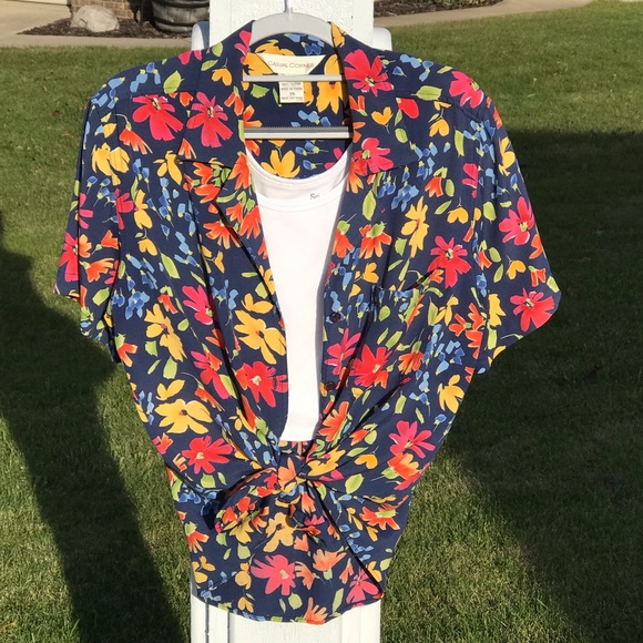 Women’s Short Sleeve Button Down Floral Top - Picture 4 of 16